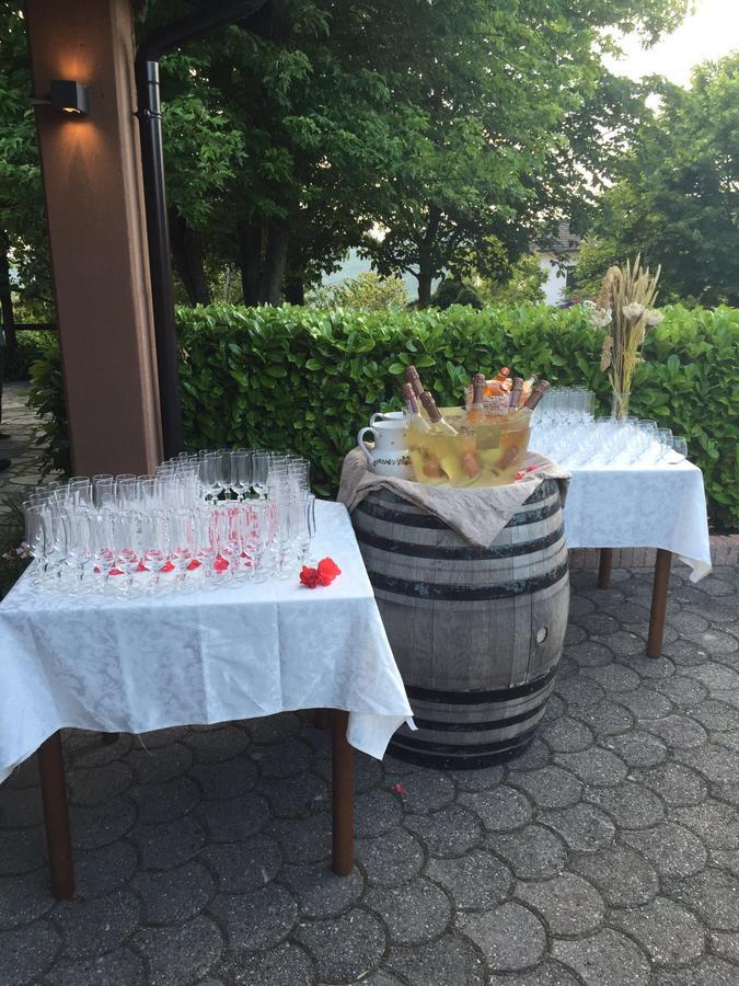 Ristorante Primula Bianca Hotel Варци Екстериор снимка