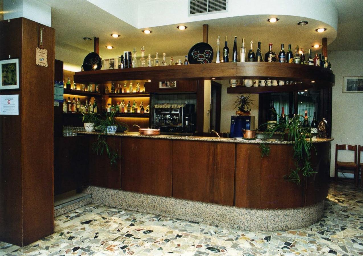 Ristorante Primula Bianca Hotel Варци Екстериор снимка