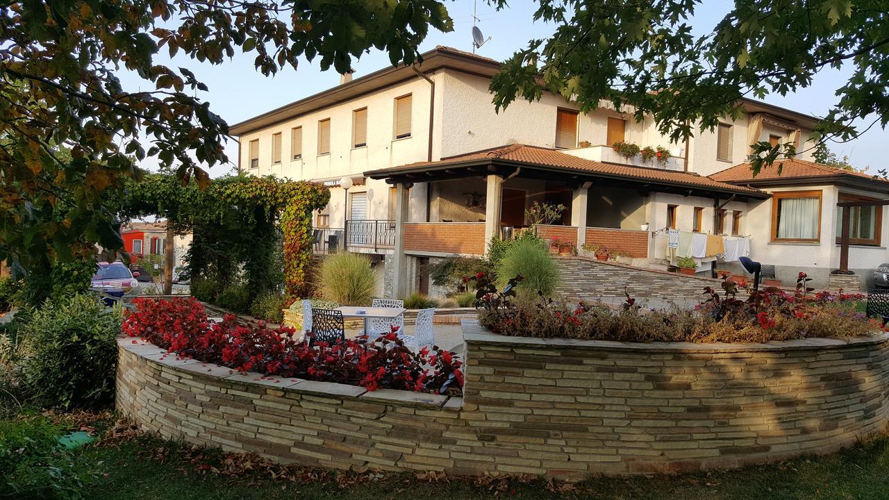 Ristorante Primula Bianca Hotel Варци Екстериор снимка